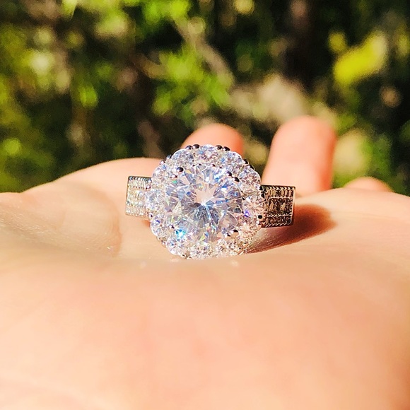 NWOT sparkly flower silver ring - Picture 2 of 6